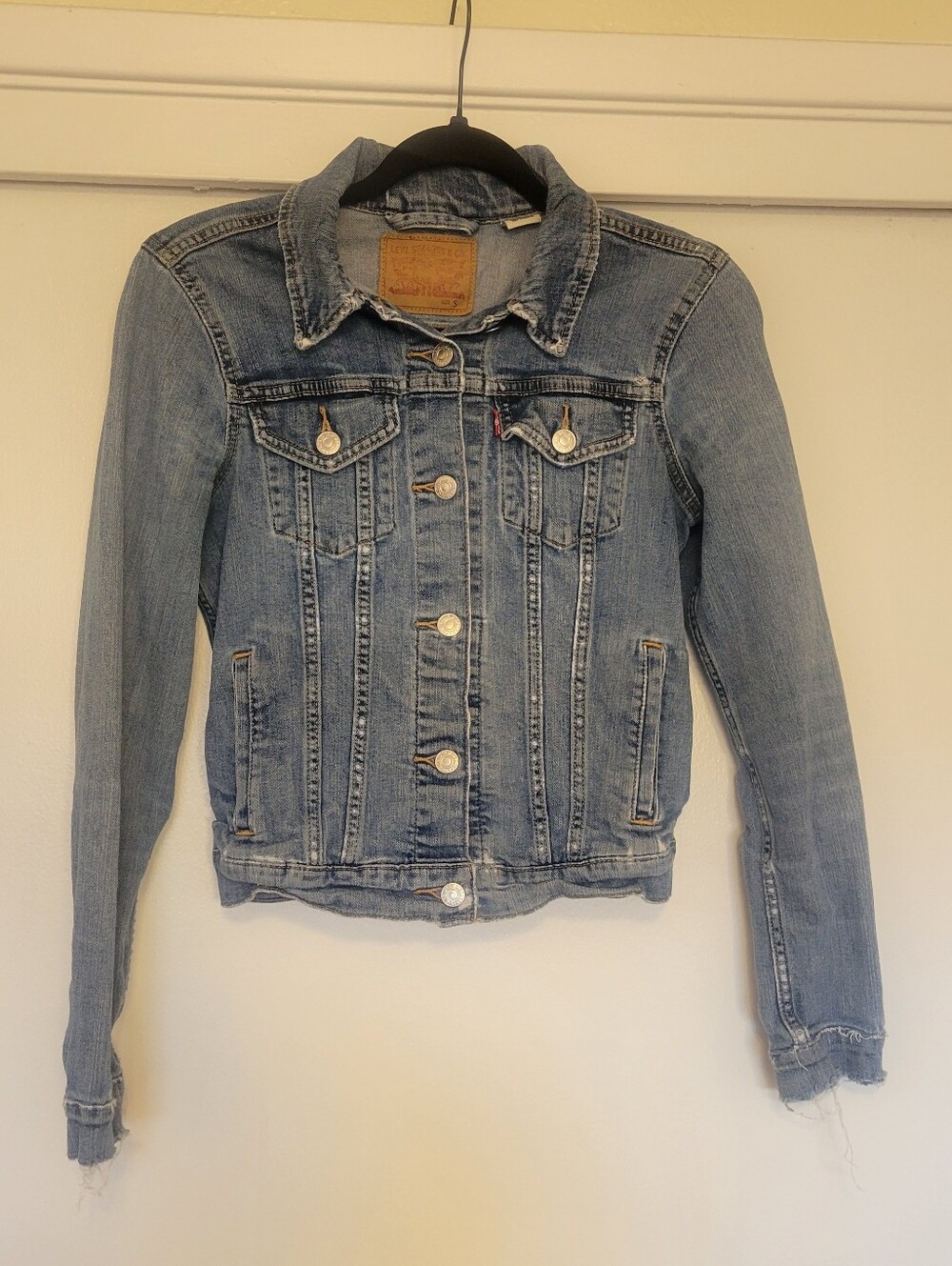 Levi’s Distressed Denim Jacket Women’s Small Light Wash Raw Hem Trucker